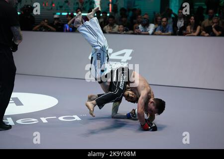ORLANDO, Florida - 29. OKTOBER: Damian Villa fällt während des Karate-Kampfes 36 am 29. Oktober 2022 in den Universal Studios in Orlando, Florida, zu Boden. (Foto von Aaron Litz/PxImages) Stockfoto