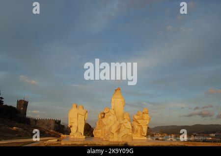 Baiona, Espanha - 03. Mai 2022 : Sonnenuntergang in der Nähe des Denkmals Begegnung zwischen zwei Welten, Pontevedra. Stockfoto