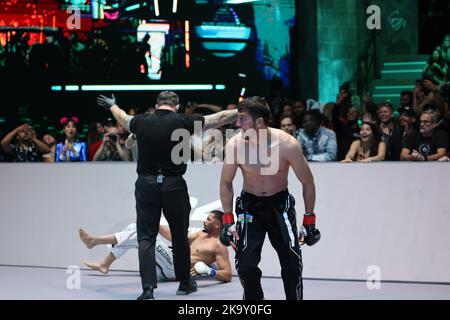 ORLANDO, FL - 29. OKTOBER: Elvin Aghayev reagiert auf die Referenzunterbrechung während des Karate-Kampfes 36 am 29. Oktober 2022 in den Universal Studios in Orlando, Florida. (Foto von Aaron Litz/PxImages) Stockfoto