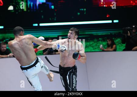 ORLANDO, FL - 29. OKTOBER: Elvin Aghayev landet während des Karate-Kampfes 36 am 29. Oktober 2022 in den Universal Studios in Orlando, Florida, einen Körperschuss. (Foto von Aaron Litz/PxImages) Stockfoto