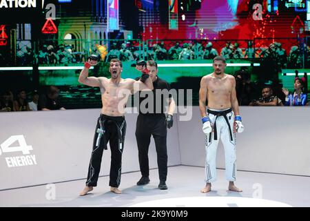 ORLANDO, FL - 29. OKTOBER: Elvin Aghayev gewinnt aufgrund einer Referenzunterbrechung über Chayil Calaway während des Karate Combat 36 am 29. Oktober 2022 in den Universal Studios in Orlando, Florida. (Foto von Aaron Litz/PxImages) Stockfoto