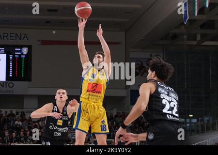 Trient, Italien. 30. Oktober 2022. Suspension Shot für Riccardo Rossato - GIVOVA Scafati während Dolomiti Energia Trentino vs GIVOVA Scafati, Italienischer Basketball Eine Serie Championship in Trient, Italien, Oktober 30 2022 Quelle: Independent Photo Agency/Alamy Live News Stockfoto