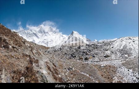 Berge Gipfel mit Bach im Himalaya, Napal. Stockfoto