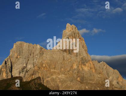 Panorama der Dolomiten in den italienischen Alpen und die typische orangene Farbe des Sonnenuntergangs ENROSADIRA Stockfoto