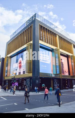 London, England, Großbritannien. 30. Oktober 2022. Außenansicht von Outernet London. Ein neues Unterhaltungsviertel namens Outernet London öffnete seine Türen im West End neben der Tottenham Court Road Station. Die Mixed-Use-Entwicklung bietet Live-Musik-Veranstaltungsorte, Bars, Restaurants, öffentliche Kunstdisplays und angeblich ''die weltweit größte LED-Bildschirm-Bereitstellung' (Kreditbild: © Vuk Valcic/ZUMA Press Wire) Stockfoto