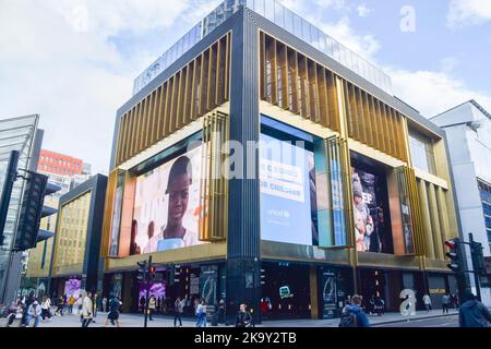 London, Großbritannien. 30.. Oktober 2022. Ein neues Unterhaltungsviertel namens Outernet London öffnete seine Türen im West End neben der Tottenham Court Road Station. Die Mischnutzung Entwicklung kennzeichnet Live-Musik-Veranstaltungsorte, Bars, Restaurants, öffentliche Kunstdisplays und, Berichten zufolge, "die größte LED-Bildschirm-Bereitstellung der Welt". Kredit: Vuk Valcic/Alamy Live Nachrichten Stockfoto