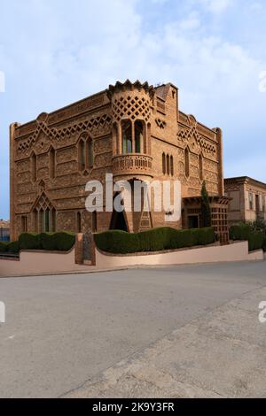 Barcelona, Spanien - 23. Oktober 2022: Blick auf das Gebäude Cal Espinale im Stadtteil Colonia Guell in Santa Coloma de Cervello, Spanien, erbaut in Mo Stockfoto