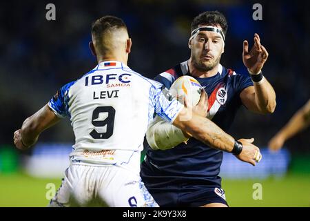 Der französische Benjamin Jullien (rechts) wird im Halliwell Jones Stadium, Warrington, von Samoas Danny Levi während des Rugby-League-Weltcup-Spiels der Gruppe A angegangen. Bilddatum: Sonntag, 30. Oktober 2022. Stockfoto