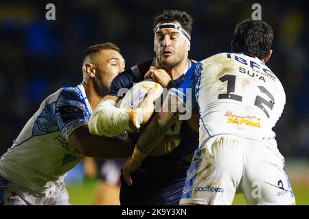 Der französische Benjamin Jullien (rechts) wird von Samoas Danny Levi (rechts) während des Spiels der Rugby-League-Weltcup-Gruppe A im Halliwell Jones Stadium, Warrington, angegangen. Bilddatum: Sonntag, 30. Oktober 2022. Stockfoto