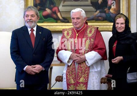 Vatikanstadt. 30. Oktober 2022. Der brasilianische Präsident Luiz Inacio Lula da Silva.in das Bild Papst Benedikt XVI. Trifft den brasilianischen Präsidenten Luiz Inacio Lula da Silva am 13. November 2008 im Vatikan. Kredit: dpa/Alamy Live Nachrichten Stockfoto