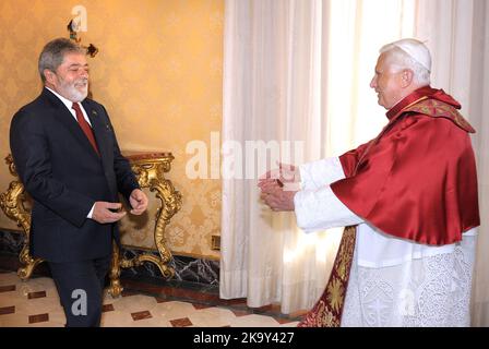 Vatikanstadt. 30. Oktober 2022. Der brasilianische Präsident Luiz Inacio Lula da Silva.in das Bild Papst Benedikt XVI. Trifft den brasilianischen Präsidenten Luiz Inacio Lula da Silva am 13. November 2008 im Vatikan. Kredit: dpa/Alamy Live Nachrichten Stockfoto