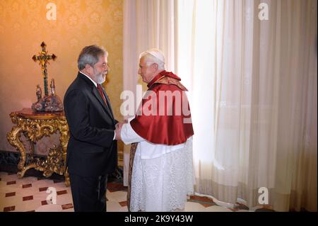 Vatikanstadt. 30. Oktober 2022. Der brasilianische Präsident Luiz Inacio Lula da Silva.in das Bild Papst Benedikt XVI. Trifft den brasilianischen Präsidenten Luiz Inacio Lula da Silva am 13. November 2008 im Vatikan. Kredit: dpa/Alamy Live Nachrichten Stockfoto