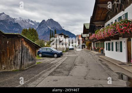 Blick von der Frühlingsstraße auf die Zugspitze Stockfoto