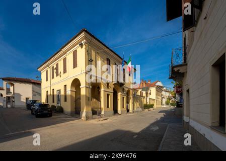 Sanfrè, Cuneo, Piemont, Italien - 29. Oktober 2022: Das Rathaus auf der piazza Osvaldo de Zardo Stockfoto