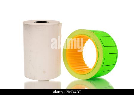 Eine Rolle Preisschilder aus Papier und eine Rolle Kassettenband, Makro, isoliert auf weißem Hintergrund. Stockfoto