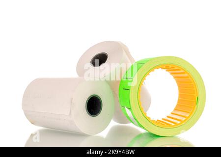 Eine Rolle Preisschilder aus Papier und zwei Rollen Kassettenband, Makro, isoliert auf weißem Hintergrund. Stockfoto