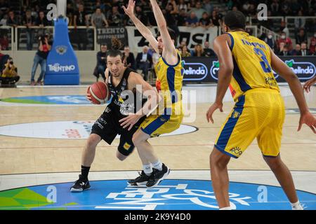 Trient, Italien. 30. Oktober 2022. Toto Forray - Dolomiti Energia Trentino während der Dolomiti Energia Trentino gegen GIVOVA Scafati, Italienische Basketball-Meisterschaft In Trient, Italien, Oktober 30 2022 Quelle: Independent Photo Agency/Alamy Live News Stockfoto