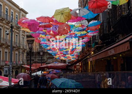 Die Regenschirme machen den Fischmarkt von Catania zu einem einzigartigen, sehenswerten Ort. Stockfoto