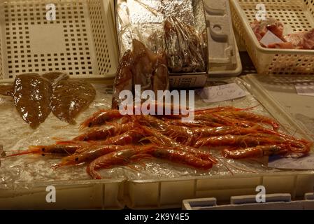 Der Fischmarkt von Catania ist lebhaft, lebhaft, farbenfroh und düster mit einer aufregenden Atmosphäre. Stockfoto