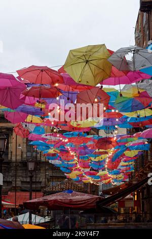 Die Regenschirme machen den Fischmarkt von Catania zu einem einzigartigen, sehenswerten Ort. Stockfoto