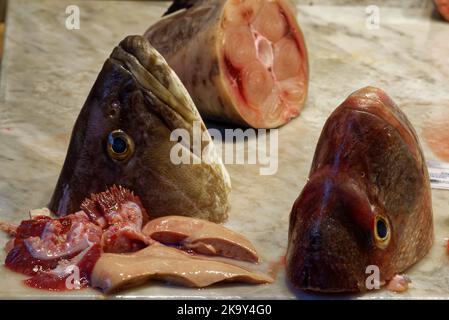 Der Fischmarkt von Catania ist lebhaft, lebhaft, farbenfroh und düster mit einer aufregenden Atmosphäre. Stockfoto