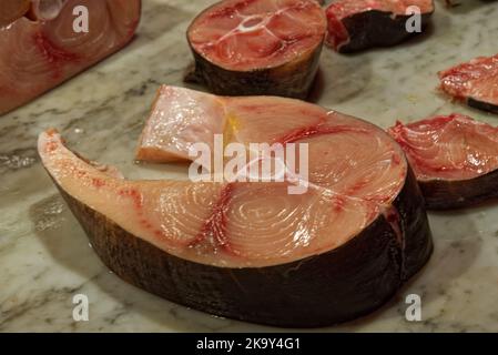 Der Fischmarkt von Catania ist lebhaft, lebhaft, farbenfroh und düster mit einer aufregenden Atmosphäre. Stockfoto