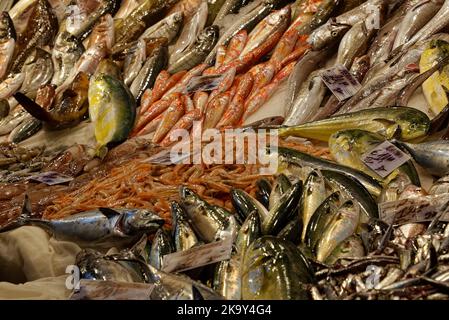 Der Fischmarkt von Catania ist lebhaft, lebhaft, farbenfroh und düster mit einer aufregenden Atmosphäre. Stockfoto