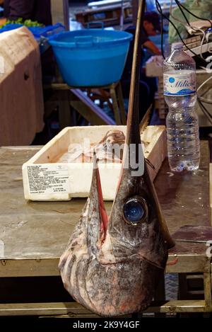 Der Fischmarkt von Catania ist lebhaft, lebhaft, farbenfroh und düster mit einer aufregenden Atmosphäre. Stockfoto