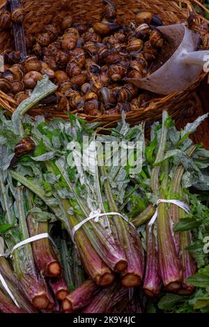 Der Fischmarkt von Catania ist lebhaft, lebhaft, farbenfroh und düster mit einer aufregenden Atmosphäre. Stockfoto