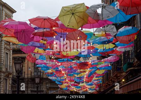 Die Regenschirme machen den Fischmarkt von Catania zu einem einzigartigen, sehenswerten Ort. Stockfoto