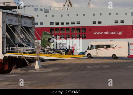 Heraklion, Kreta, Griechenland. 2022. Großer Nutzfahrzeug und ein Wohnmobil, das auf eine Fähre im Hafen von Heraklion geladen wird. Stockfoto