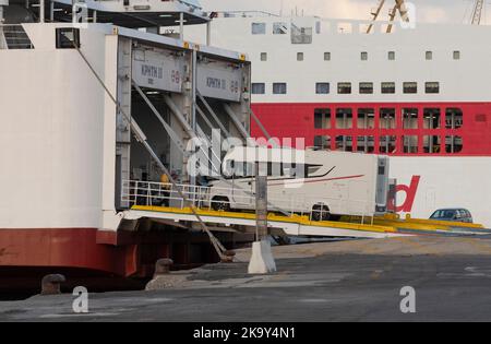 Heraklion, Kreta, Griechenland. 2022. Ein Urlaubswohnmobil auf Rampenverladung auf eine Fähre im Hafen von Heraklion. Stockfoto