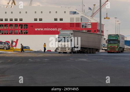 Heraklion, Kreta, Griechenland. 2022. Große Nutzlastwagen, die im Hafen von Heraklion auf eine Fähre verladen werden. Stockfoto