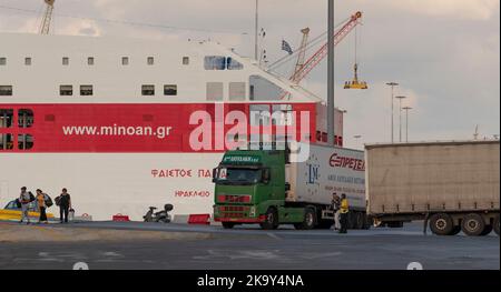 Heraklion, Kreta, Griechenland. 2022. Große Nutzlastwagen, die im Hafen von Heraklion auf eine Fähre verladen werden. Stockfoto