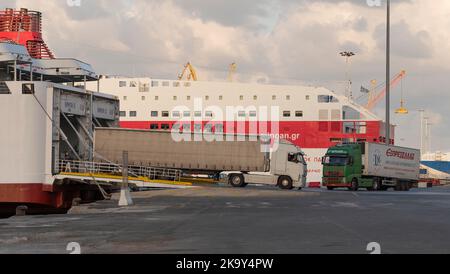 Heraklion, Kreta, Griechenland. 2022. Große Nutzlastwagen verladen auf eine Fähre im Hafen von Heraklion. Stockfoto