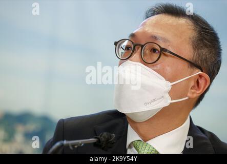 Justizminister Paul Lam Ting-kwok spricht mit den Medien auf dem Justice Place in Central. 27OCT22. SCMP/May Tse Stockfoto