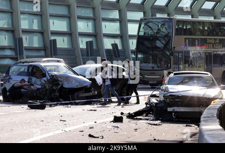 Verkehrsunfall auf der Tuen Mun Road in Kowloon in der Nähe von Yau Kom Tau in Tsuen Wan. Der Fahrer eines Mercedes-Benz wurde verhaftet, nachdem er die Polizei bei einer Verfolgungsjagd im Jahr 7km geführt hatte, bevor er auf einer verkehrsreichen Autobahn in Hongkong mit zwei anderen Fahrzeugen zusammenstieß. Die Verfolgung endete kurz nach Mittag, als das silberne Auto, das von einer 53-jährigen Frau angetrieben wurde, auf der Tuen Mun Road in Kowloon in der Nähe von Yau Kom Tau in Tsuen Wan gegen den Verkehr fuhr und mit zwei entgegenkommenden Fahrzeugen kollidierte. Die Frau und die Fahrer der beiden Autos wurden bei dem Vorfall verletzt. 27OCT22 SCMP/Jelly Tse Stockfoto