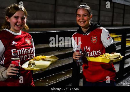 London, Großbritannien. 30. Oktober 2022. Borehamwood, England, 30. Oktober 2022: Arsenal-Fans spielen beim Barclays Womens Super League-Fußballspiel zwischen Arsenal und West Ham United im Meadow Park Stadium, Borehamwood, England, vor dem Essen. (Kevin Hodgson/SPP) Quelle: SPP Sport Press Photo. /Alamy Live News Stockfoto