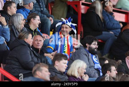 Crawley, Großbritannien. 30. Oktober 2022. Ein Brighton-Fan mit einem Narrerhut während des FA Women's Super League-Spiels zwischen Brighton & Hove Albion und Tottenham Hotspur im Broadfield Stadium in Crawley. 25. March 2022 Credit: James Boardman/Alamy Live News Stockfoto