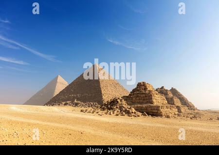 Ägypten. Kairo - Gizeh. Gesamtansicht der Pyramiden vom Gizeh Plateau aus drei Pyramiden, bekannt als Queens Pyramids, auf der Vorderseite, in der Reihenfolge von links: Die Stockfoto