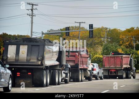Streamwood, Illinois, USA. Muldenkipper hielten an einer Kreuzung an und warteten auf Linkskurven. Stockfoto