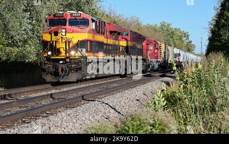 Elgin, Illinois, USA. Zwei Lokomotiven der Kansas City Southern Railway führen einen Güterzug der Canadian Pacific Railway. Stockfoto