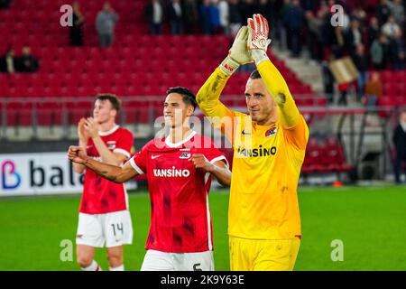 ALKMAAR - AZ Alkmaar-Torwart Hobie Verhulst feiert den Sieg beim niederländischen Eredivisie-Spiel zwischen AZ Alkmaar und FC Volendam am 30. Oktober 2022 im AFAS-Stadion in Alkmaar, Niederlande. ANP ED DER POL Stockfoto