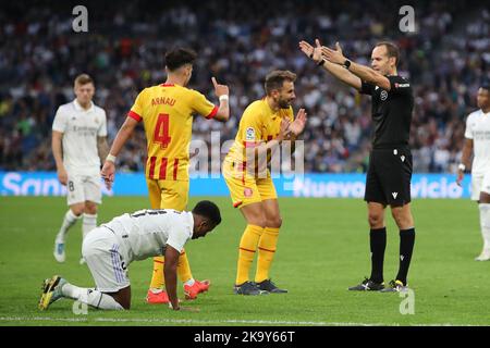 Madrid, Spanien, am 30. Oktober 2022. Schiedsrichter ruft während des La Liga Match Day 12 zwischen Real Madrid C.F. und Girona am 30. Oktober 2022 im Santiago Bernabeu Stadion in Madrid, Spanien, an Quelle: Edward F. Peters/Alamy Live News Stockfoto