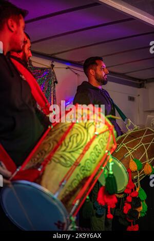 Trommler treten bei den Divali-Feiern in Tooting, Südwesten Londons, auf. Stockfoto