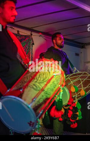 Trommler treten bei den Divali-Feiern in Tooting, Südwesten Londons, auf. Stockfoto