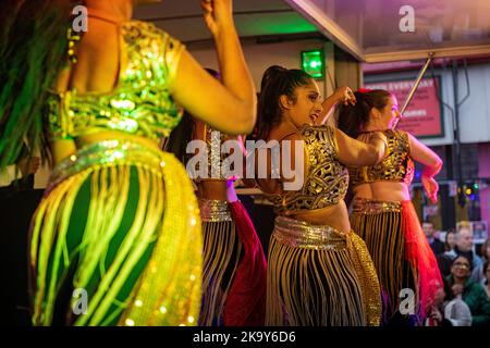 Tänzer auf der Bühne im Regen für eine Divali-Performance in Tooting, London Stockfoto