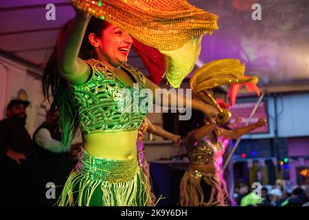 Tänzer auf der Bühne im Regen für eine Divali-Performance in Tooting, London Stockfoto