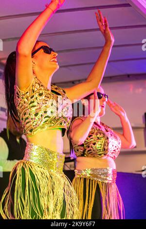 Tänzer auf der Bühne im Regen für eine Divali-Performance in Tooting, London Stockfoto