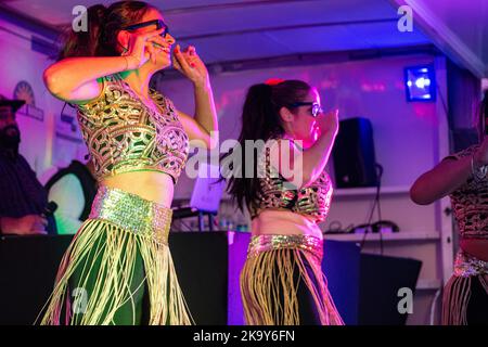 Tänzer auf der Bühne im Regen für eine Divali-Performance in Tooting, London Stockfoto